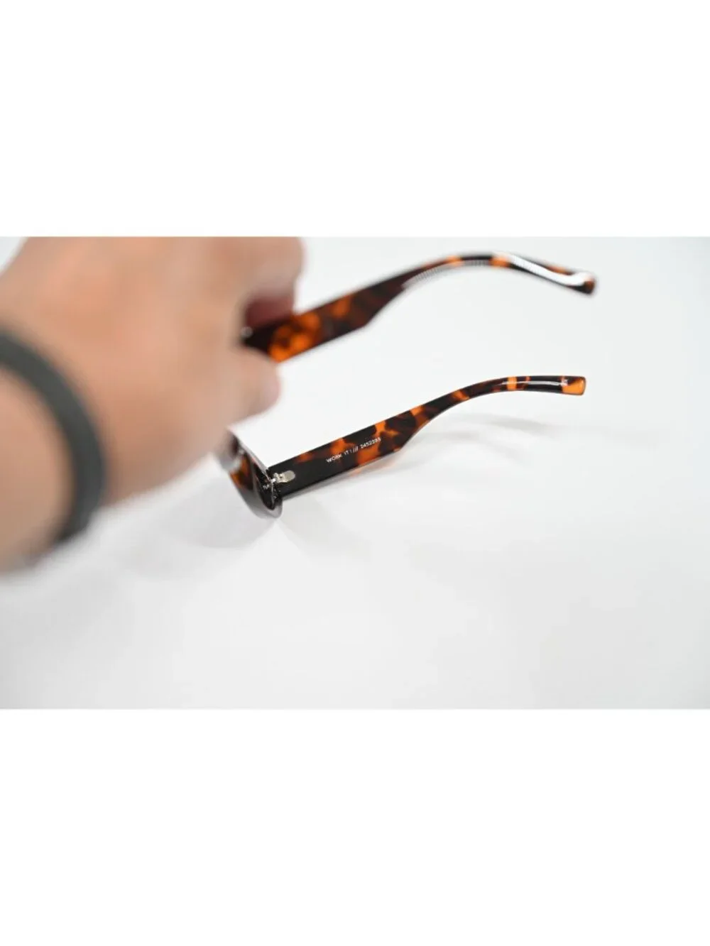 Le Specs Work It! Sunglasses 2452393 in Dark Tort